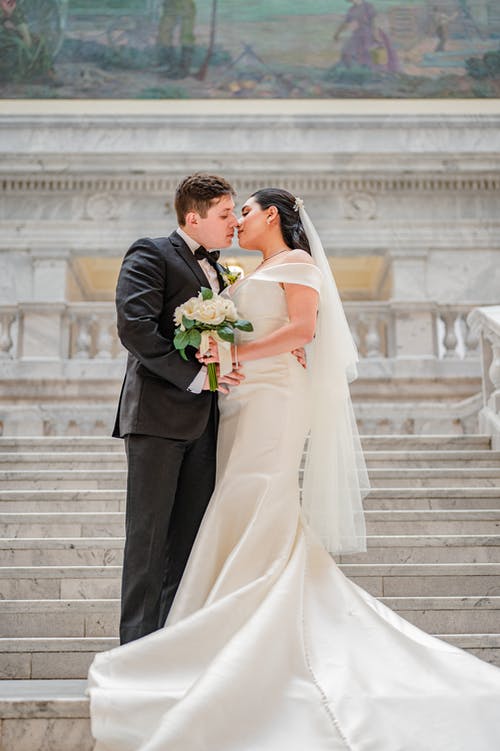 有关一束花, 女性, 婚紗禮服的免费素材图片