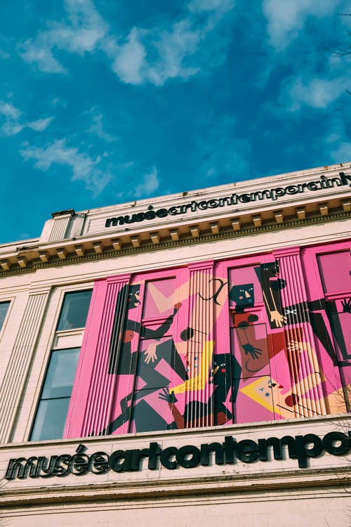 蓝蓝的天空下的粉红色和白色混凝土建筑 · 免费素材图片