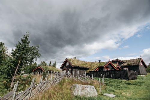 有关围栏, 多云的天空, 房子的免费素材图片