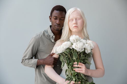 白化病和黑人夫妇与花 · 免费素材图片