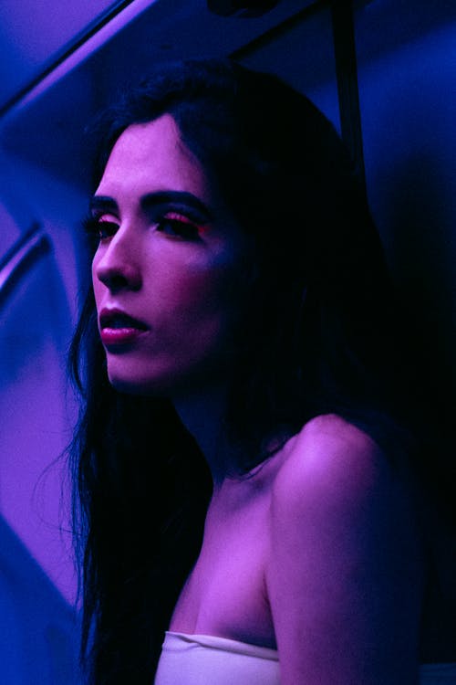 女人穿着白色抹胸 · 免费素材图片