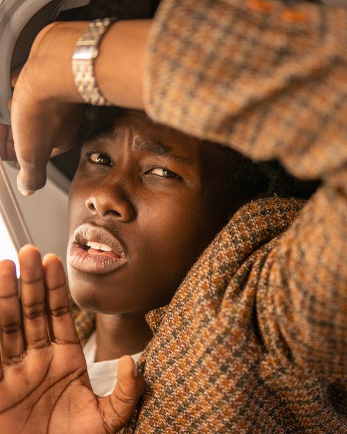 男人穿棕色上衣 · 免费素材图片