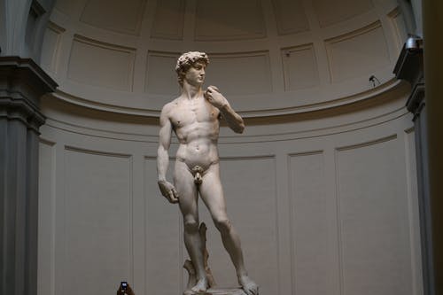 一个人的白色大理石雕像 · 免费素材图片