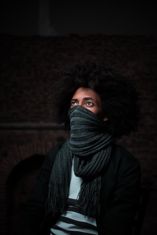 男人戴围巾的照片 · 免费素材图片