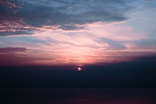 日落时多云的天空 · 免费素材图片