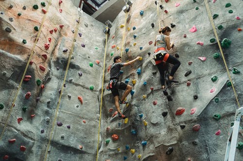 匿名登山者一起在墙上练习 · 免费素材图片