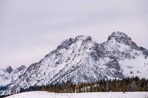 大雪覆盖的山脉 · 免费素材图片