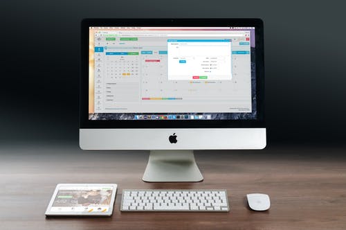 木桌上的银色imac，Apple Magic Keyboard和magic Mouse · 免费素材图片