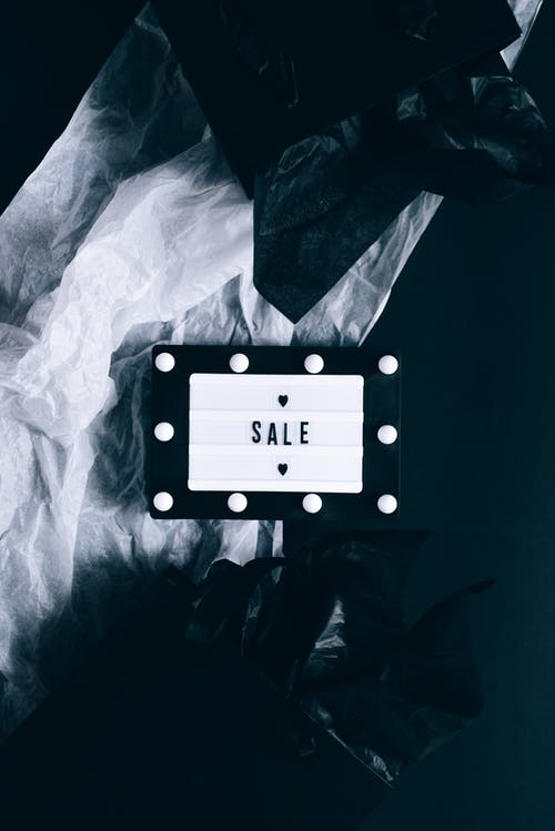 出售标志和黑色购物袋 · 免费素材图片
