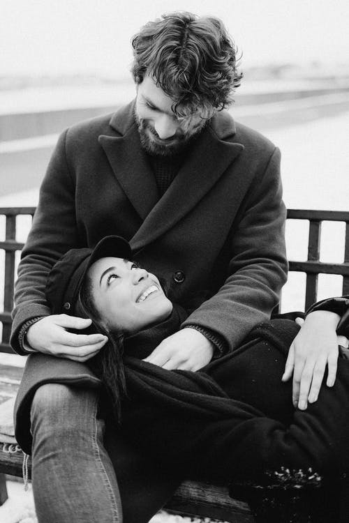 女人躺在男人的膝上的照片 · 免费素材图片