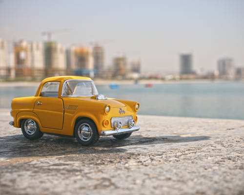 黄色汽车玩具的选择性聚焦摄影 · 免费素材图片