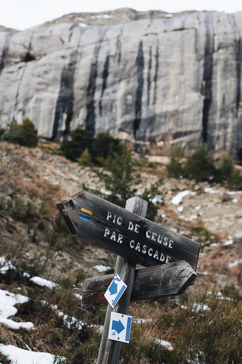 Mountian旁边的灰色木牌 · 免费素材图片