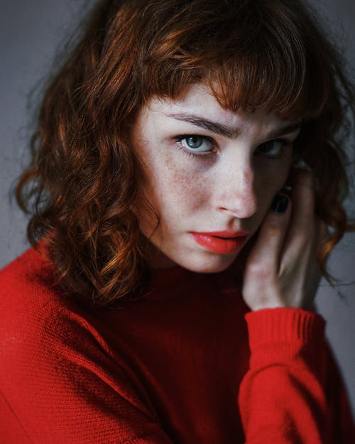 女人穿着红色毛衣的特写照片 · 免费素材图片