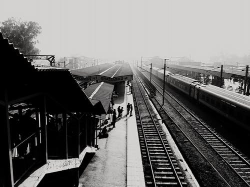 火车站的灰度照片 · 免费素材图片
