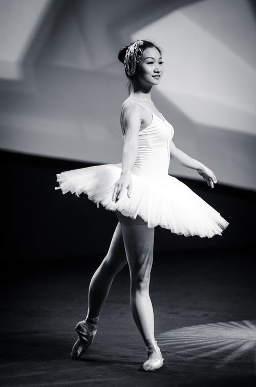 芭蕾舞女演员的灰度照片 · 免费素材图片