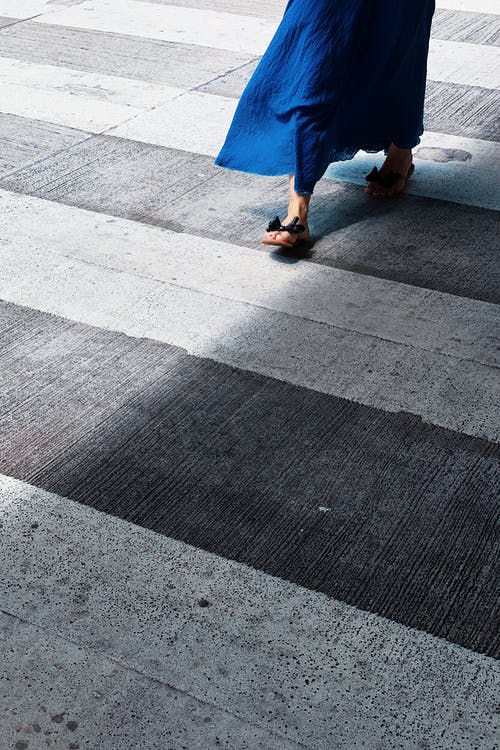 在人行道上行走的人的照片 · 免费素材图片