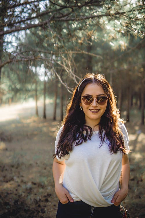 有关双手插在口袋里, 垂直拍摄, 墨镜的免费素材图片