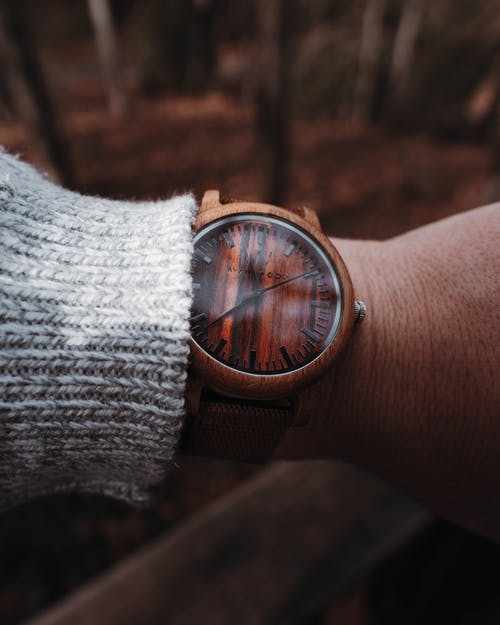 圆形棕色模拟手表 · 免费素材图片