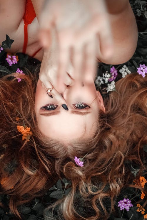 躺在花朵和叶子上的女人 · 免费素材图片