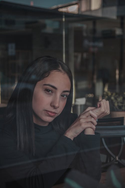 穿黑色长袖运动衫的女人 · 免费素材图片