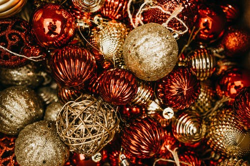 红色和金色圣诞球 · 免费素材图片
