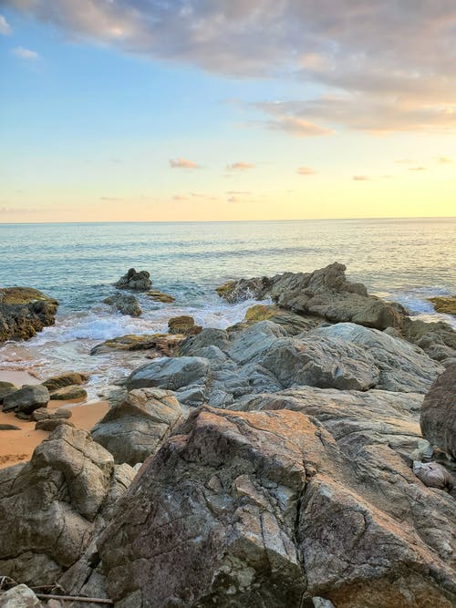 布朗多岩石的海岸 · 免费素材图片