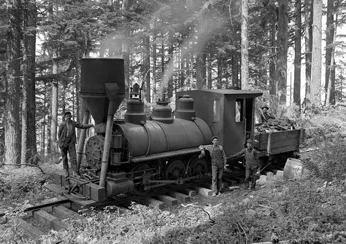 森林旁火车旁3人的灰度摄影 · 免费素材图片
