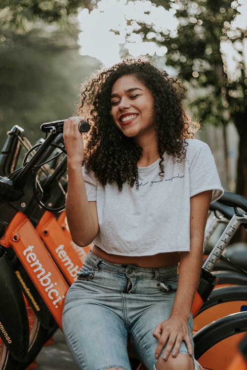 女人坐在橙色的自行车 · 免费素材图片
