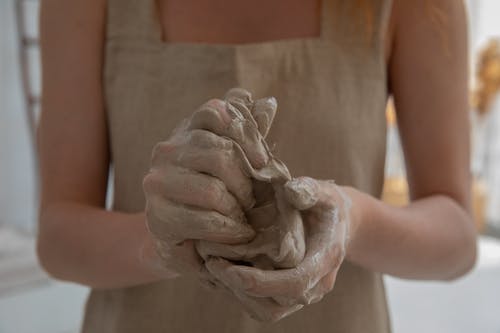 作物面女人揉粘土在车间 · 免费素材图片