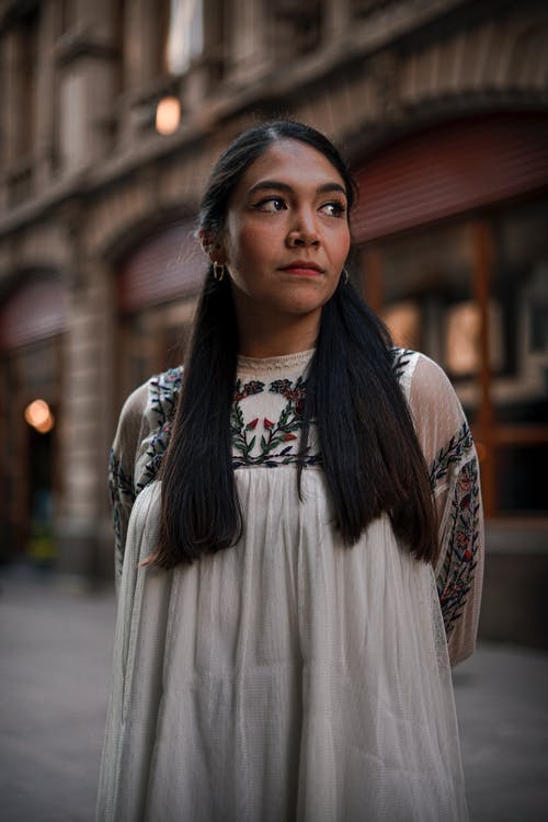 女人穿着白色连衣裙的浅焦点照片 · 免费素材图片