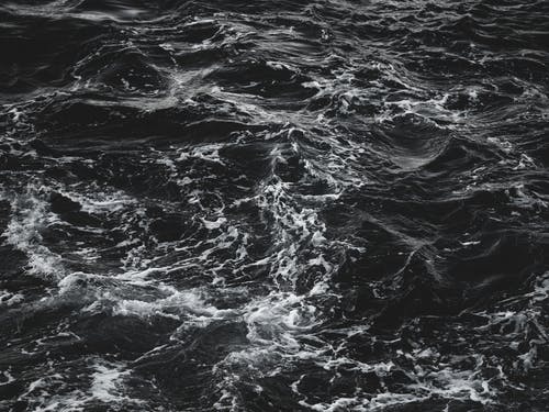 海的灰度摄影 · 免费素材图片