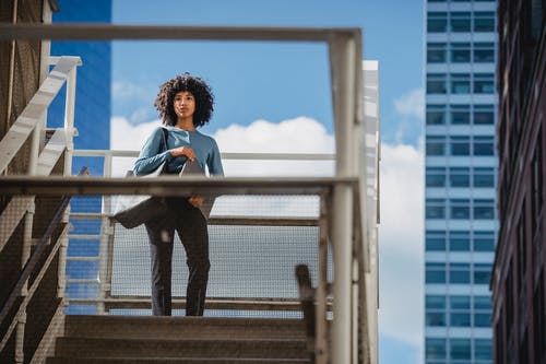 有关女人, 建筑, 扶手的免费素材图片