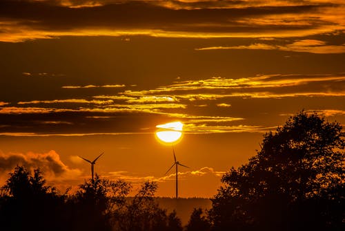 日落时的风力涡轮机 · 免费素材图片