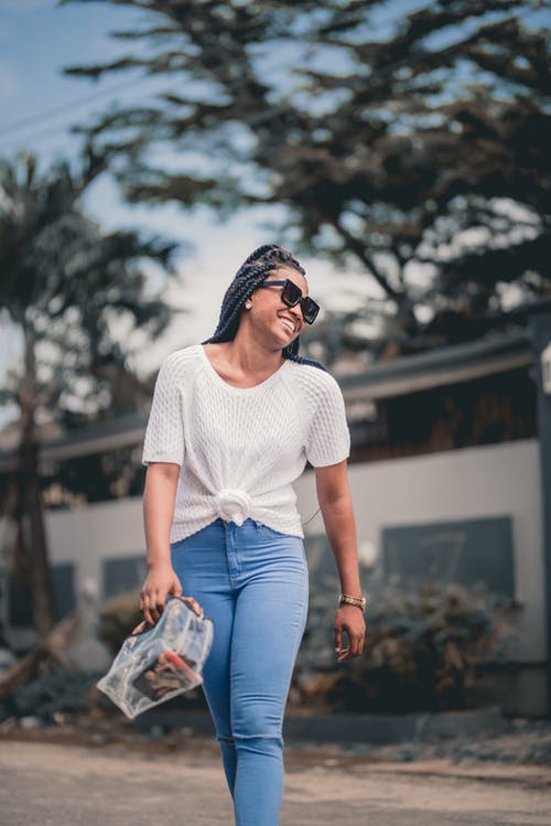 有关垂直拍摄, 墨镜, 微笑的免费素材图片