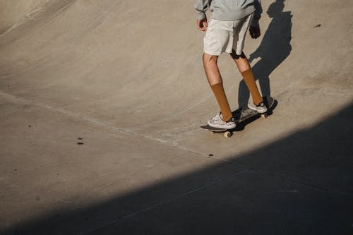 作物溜冰者骑滑板在坡道上阳光灿烂的日子 · 免费素材图片