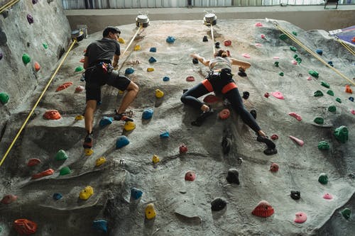 匿名运动员练习在健身房攀爬 · 免费素材图片