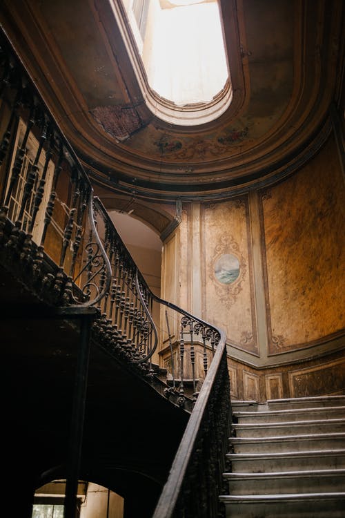 在老建筑的经典楼梯与天花板的大厅 · 免费素材图片