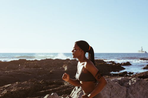 慢跑的女人 · 免费素材图片