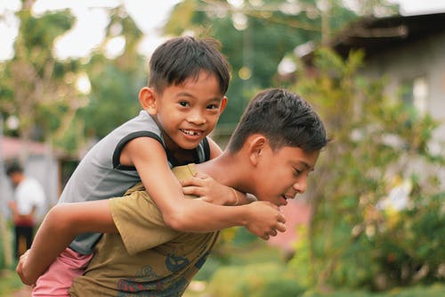 穿着绿色背心的男孩，穿着灰色背心的男孩 · 免费素材图片