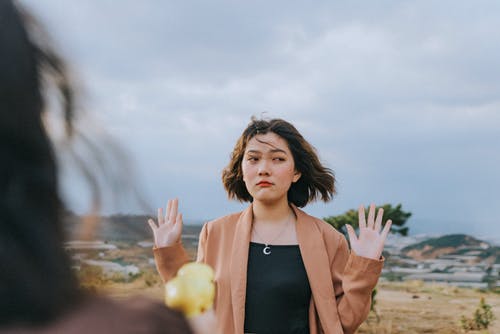 女人看着别处的浅焦点照片 · 免费素材图片