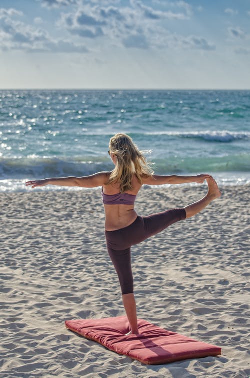 女人在海边做瑜伽 · 免费素材图片