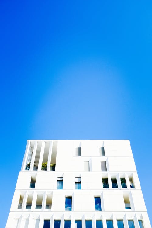 蓝蓝的天空下的白色混凝土建筑 · 免费素材图片