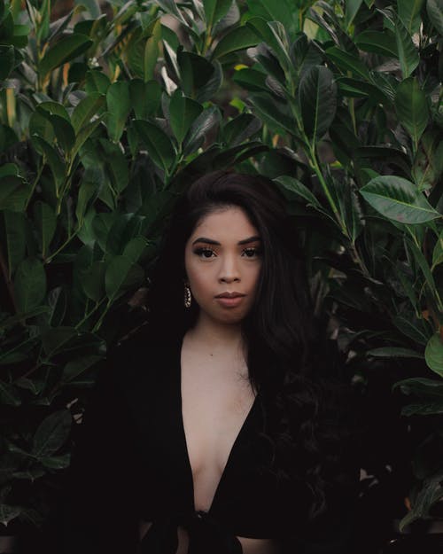 女人穿着黑色v领连衣裙 · 免费素材图片