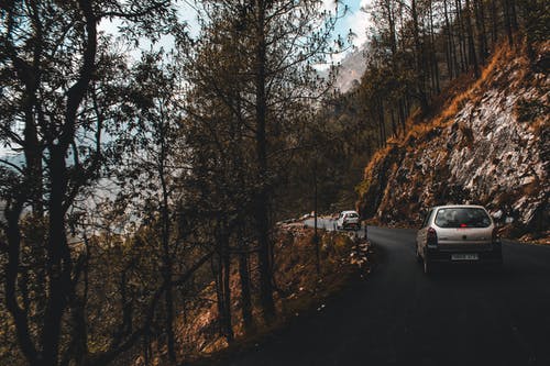 悬崖附近的道路上的白色汽车 · 免费素材图片