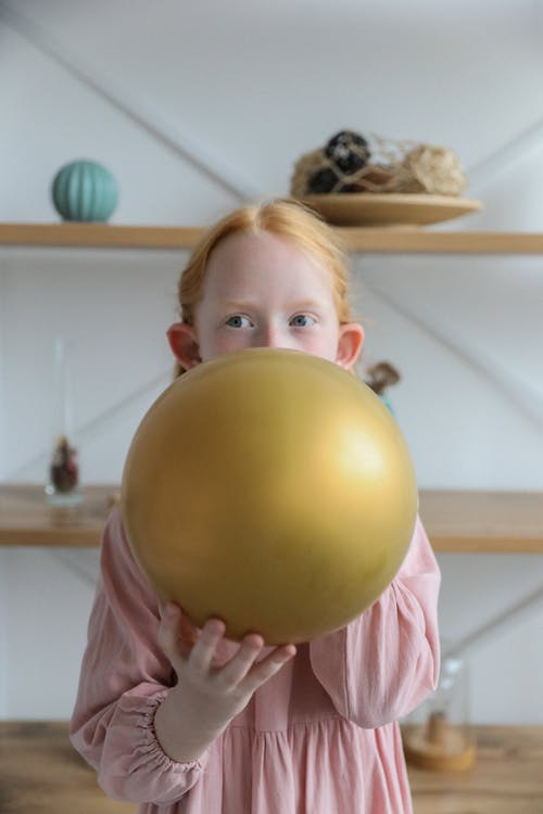 充气气球的少女装的可爱孩子 · 免费素材图片