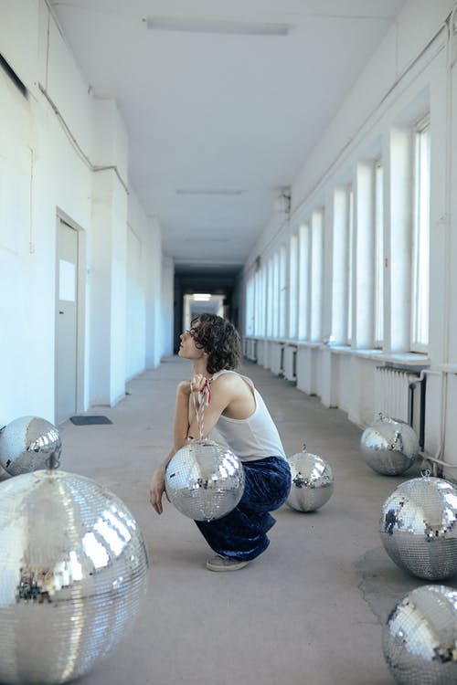 有关人, 握住, 裤子的免费素材图片