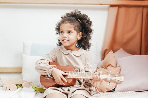 一个年轻女孩扮演的夏威夷四弦琴 · 免费素材图片