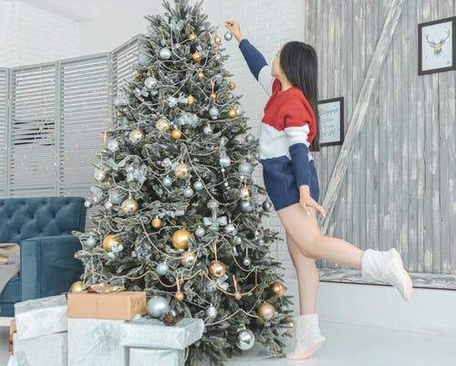 女人装饰圣诞树 · 免费素材图片