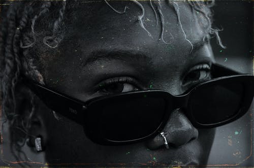 在大街上的时尚太阳镜作物黑人妇女 · 免费素材图片