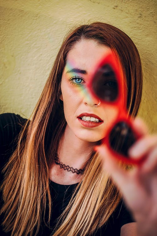 女人控股太阳镜 · 免费素材图片